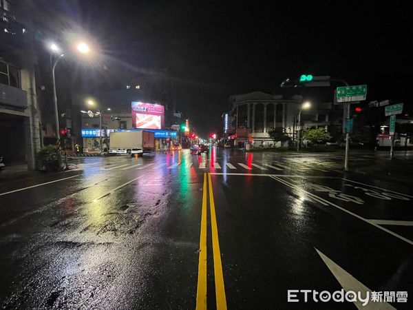 ▲一名25歲男子駕駛大貨車左轉時，不慎撞上路旁號誌桿，造成號誌設備損毀，所幸無人傷亡。（圖／記者林東良翻攝，下同）