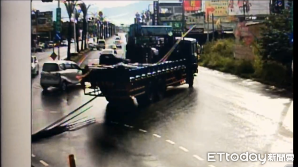 ▲台88下方潮州段貨車鋼筋掉落地面             。（圖／民眾提供）