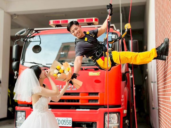 消防員黃偉哲利用休假時間到桃園中路分隊取景拍攝婚紗。（翻攝自桃園市政府消防局中路分隊臉書）