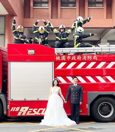  同事們在消防車尚為新人擺出「LOVE」字樣。（翻攝自桃園市政府消防局中路分隊臉書）