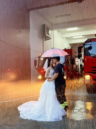 消防員到桃園中路分隊取景拍攝婚紗，浪漫畫面吸引大批網友按讚恭喜。（翻攝自桃園市政府消防局中路分隊臉書）