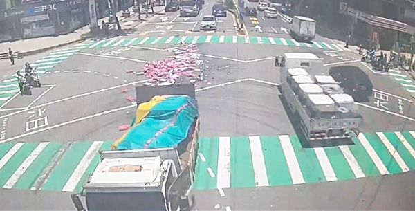 ▲桃園市蘆竹區中正路2日中午發生滿載啤酒貨車，疑似未捆牢導致灑落滿地啤酒事故。（圖／蘆竹警方提供）