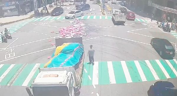 ▲桃園市蘆竹區中正路2日中午發生滿載啤酒貨車未捆牢貨物，導致灑落滿地啤酒，肇事駕駛下車察看。（圖／蘆竹警方提供）