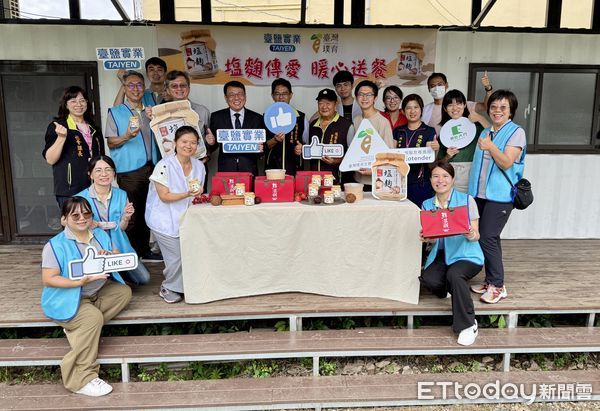 ▲台鹽公司董事長丁彥哲捐贈塩麴予璞育協會，支持後壁長輩送餐服務。（記者林東良翻攝，下同）