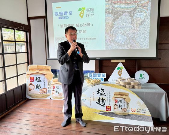 ▲台鹽公司董事長丁彥哲捐贈塩麴予璞育協會，支持後壁長輩送餐服務。（記者林東良翻攝，下同）