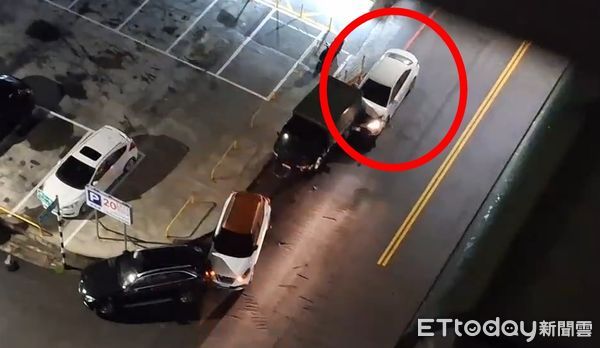 ▲▼酒駕女撞路邊停放的小貨車，小貨車再撞前車，共4車受損。（圖／記者翁伊森翻攝）