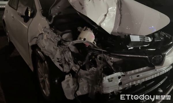 ▲▼酒駕女撞路邊停放的小貨車，小貨車再撞前車，共4車受損。（圖／記者翁伊森翻攝）