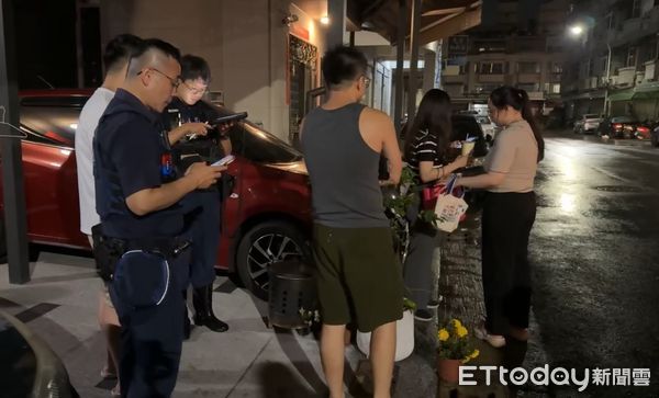 ▲▼酒駕女撞路邊停放的小貨車，小貨車再撞前車，共4車受損。（圖／記者翁伊森翻攝）