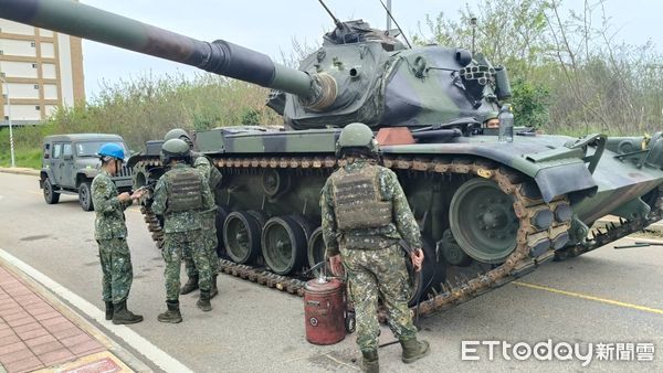 ▲▼有戰車在戰備偵巡演訓時，停在路邊維修。（圖／記者林名揚翻攝）