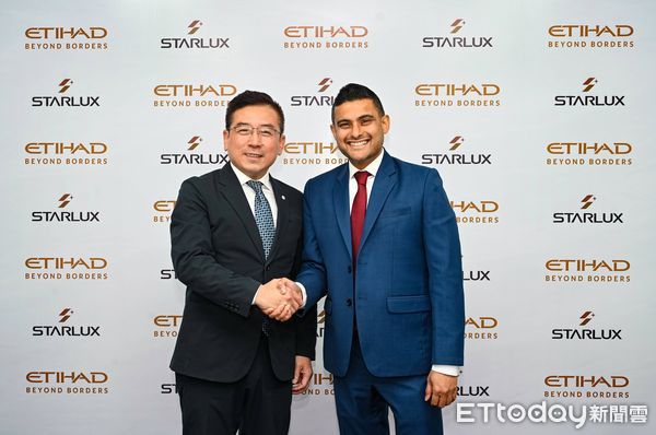 ▲▼星宇航空策略長劉允富及阿提哈德航空首席營收暨商務長Arik De共同簽署共掛班號合作協議。（圖／星宇航空提供）