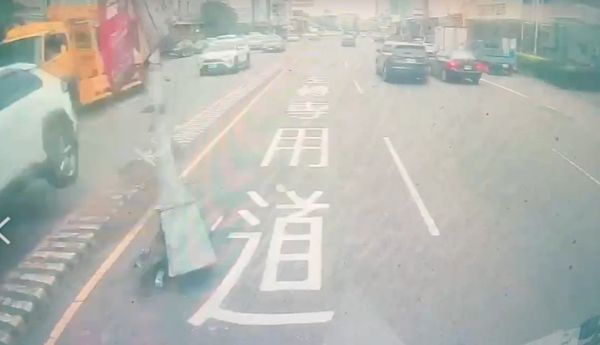 ▲彰化市燈桿離奇遭撞噴飛砸中2車。（圖／記者唐詠絮翻攝）