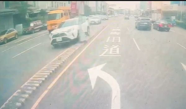 ▲彰化市燈桿離奇遭撞噴飛砸中2車。（圖／記者唐詠絮翻攝）