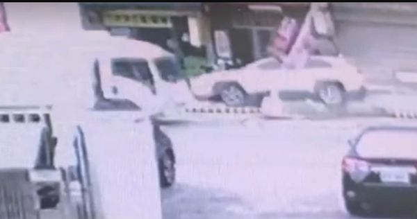 ▲彰化市燈桿離奇遭撞噴飛砸中2車。（圖／記者唐詠絮翻攝）