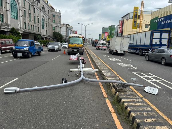 ▲彰化市燈桿離奇遭撞噴飛砸中2車。（圖／記者唐詠絮翻攝）