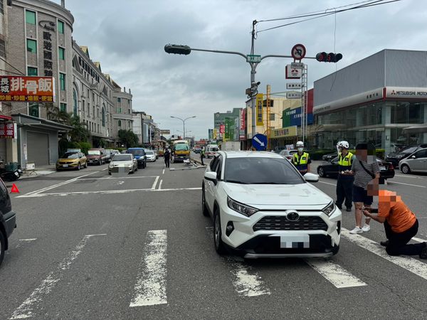 ▲彰化市燈桿離奇遭撞噴飛砸中2車。（圖／記者唐詠絮翻攝）