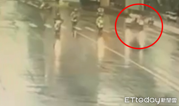 ▲▼ 高雄行人地獄！高中生過馬路遭左轉車撞倒地　68歲男肇逃慘了。（圖／記者賴文萱翻攝）