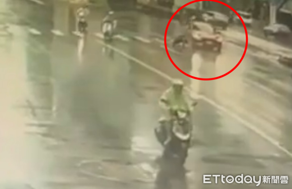 ▲▼ 高雄行人地獄！高中生過馬路遭左轉車撞倒地　68歲男肇逃慘了。（圖／記者賴文萱翻攝）