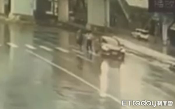 ▲▼ 高雄行人地獄！高中生過馬路遭左轉車撞倒地　68歲男肇逃慘了。（圖／記者賴文萱翻攝）