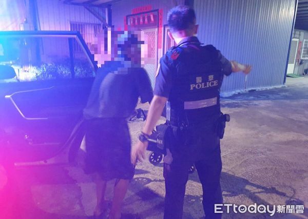 ▲枋寮警分局員警送楊姓男子返家            。（圖／記者陳崑福翻攝）
