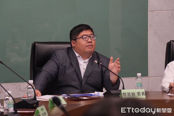 ▲▼  保護國土與漁民生計 蔡易餘召集跨部會研商外傘頂洲因應對策   。（圖／立委蔡易餘服務處提供）