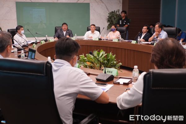 ▲▼  保護國土與漁民生計 蔡易餘召集跨部會研商外傘頂洲因應對策   。（圖／立委蔡易餘服務處提供）