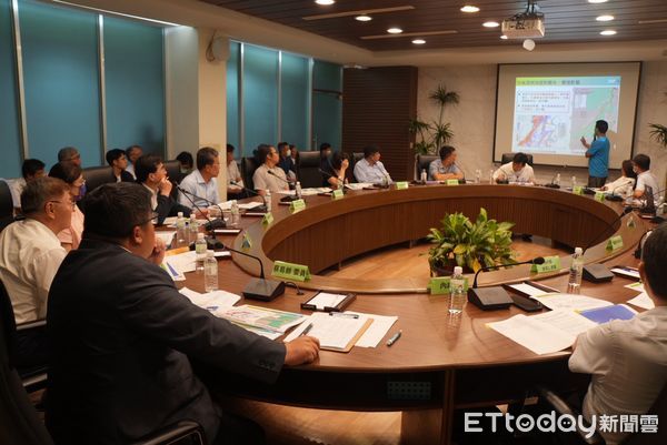 ▲▼  保護國土與漁民生計 蔡易餘召集跨部會研商外傘頂洲因應對策   。（圖／立委蔡易餘服務處提供）