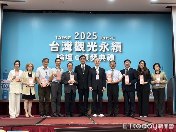 ▲雲嘉南管理處活化井仔腳瓦盤鹽田，推廣低碳旅遊與鹽業文化，榮獲「2025台灣觀光永續獎」銅級獎。（記者林東良翻攝，下同）