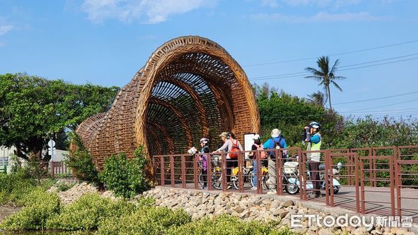 ▲雲嘉南管理處活化井仔腳瓦盤鹽田，推廣低碳旅遊與鹽業文化，榮獲「2025台灣觀光永續獎」銅級獎。（記者林東良翻攝，下同）