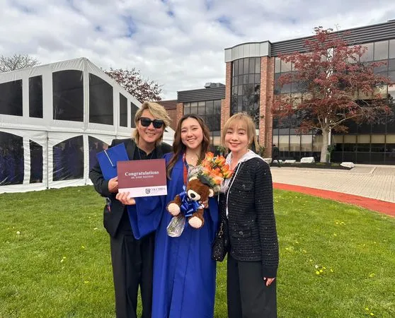 ▲王仁甫與季芹飛往加拿大，參加女兒樂樂的高中畢業典禮。（圖／翻攝自Facebook／王仁甫和季芹之永遠的芹仁）