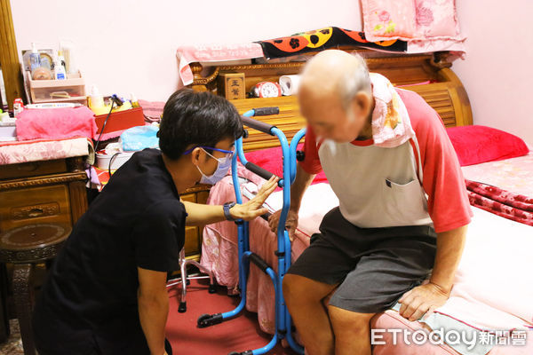 ▲▼ 醫師運載輔具深入偏鄉　親臨大埔長者家園守護健康 。（圖／嘉義大林慈濟醫院提供）