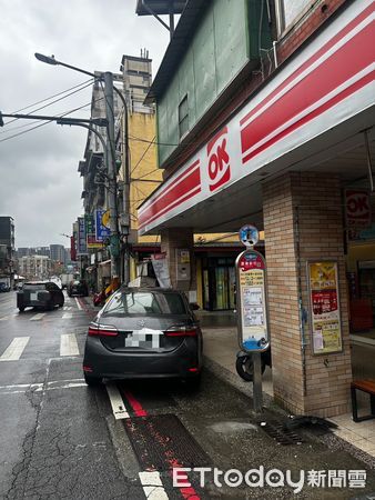 ▲基隆轎車撞斷瓦斯管線。（圖／記者郭世賢翻攝）