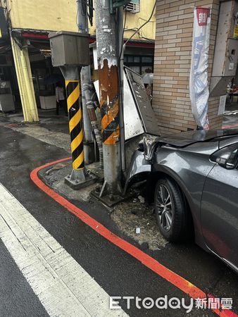 ▲基隆轎車撞斷瓦斯管線。（圖／記者郭世賢翻攝）
