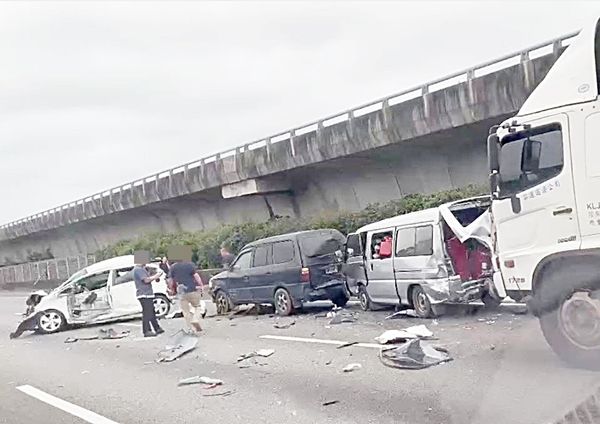 ▲國道一號中壢南向路段今天下午3時許發生8車連環碰撞事故，現場一片狼藉。（圖／翻攝自臉書《內壢大小事》）