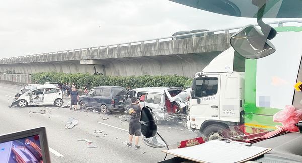 ▲國道一號中壢南向路段今天下午發生8車連環碰撞事故，警方到場處理。（圖／翻攝自臉書《內壢大小事》）