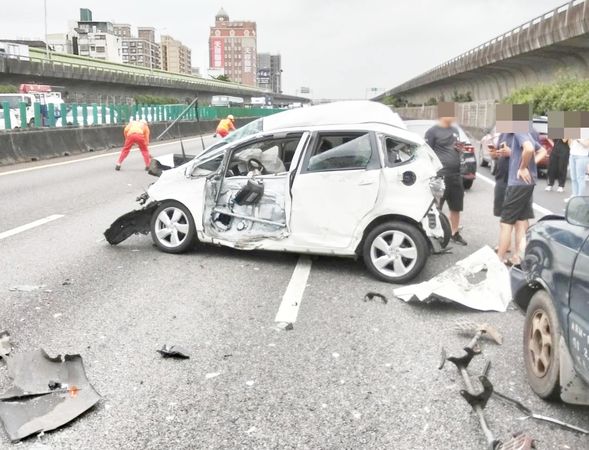 ▲國道一號中壢南向路段今天下午發生8車連環碰撞事故，警方到場處理。（圖／國道一隊提供）