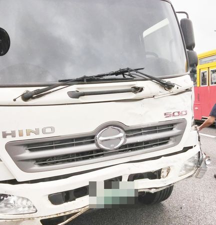 ▲國道一號中壢南向路段今天下午發生8車連環碰撞事故，肇事大貨車車頭有明顯撞擊痕跡。（圖／國道一隊提供）