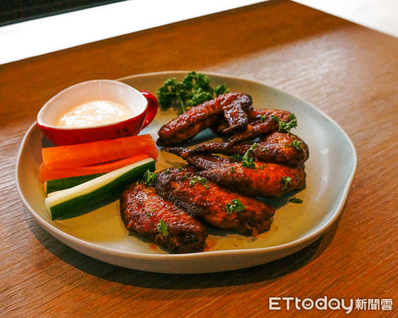 ▲高雄英迪格酒店推出「水牛城辣雞翅」加入今年下酒菜料理競賽。（圖／記者許宥孺翻攝）