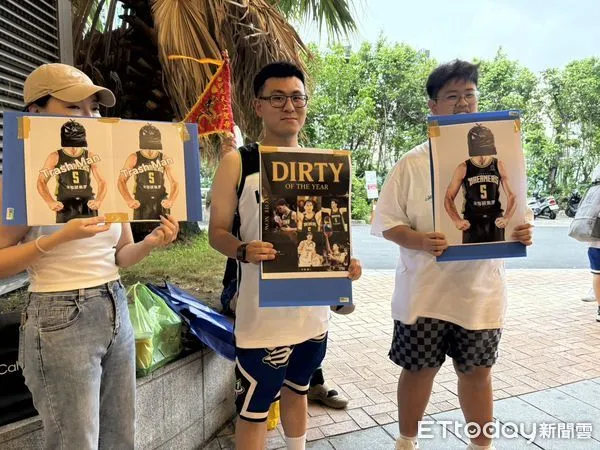 ▲海神球迷高舉「Dirty Of The Year」標語迎接貝奇。（圖／記者杜奕君攝）