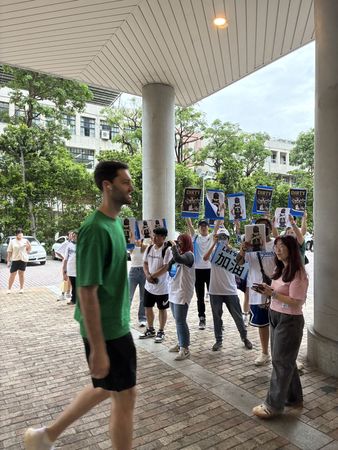 ▲貝奇進入高雄巨蛋時，海神球迷高喊口號迎接。（圖／球迷提供）