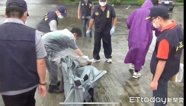 ▲台南安平外海1.9浬處發現男浮屍，海巡署艦隊分署第四海巡隊派艇打撈，死者身分尚待查明。（記者林東良翻攝）
