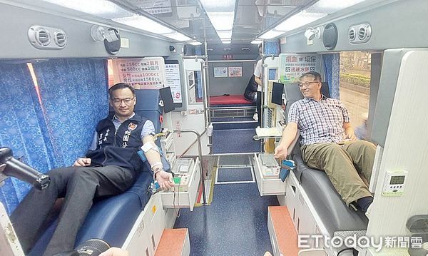 ▲桃園警分局今天上午與新竹捐血中心舉辦捐血活動，分局長王智民（左）與副分局長林友銘（右）舉起袖子捐血。（圖／記者沈繼昌翻攝）