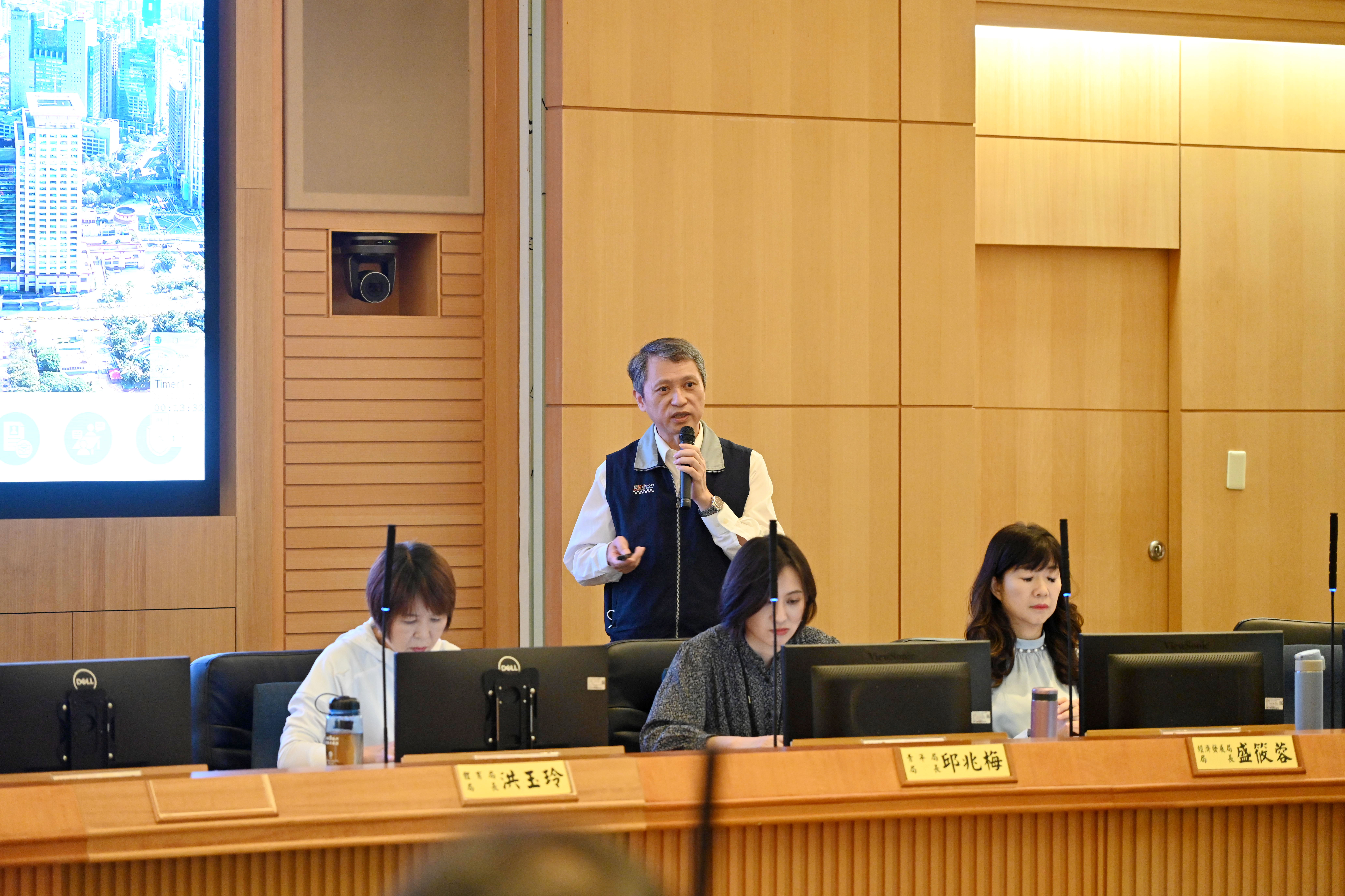 ▲新北「8站16台5據點」達標,侯友宜市政會議後媒體聯訪。（圖／新北市勞工局提供）