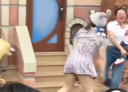 ▲▼上海迪士尼情侶照遭亂入　長髮妹動粗「雪乳走光」攻擊女童引公憤。（圖／翻攝自X平台）