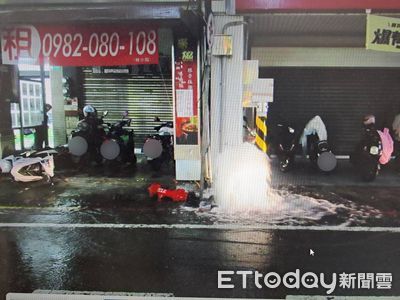 路邊出現噴泉！台南轎車撞斷消防栓...失控再掃3機車