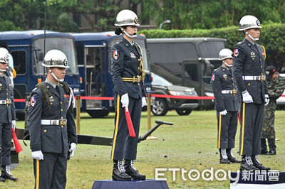 總統府軍禮遇雨照常鳴21響禮砲 首位女副連長任指揮官成亮點!