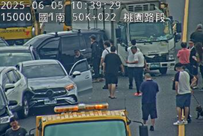 國1高架桃園段車禍！小貨車+6自小客追撞　回堵5km畫面曝