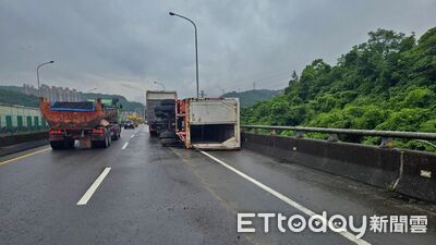 基隆台62線貨櫃車閃前車「失控側翻」　貨物噴飛散落