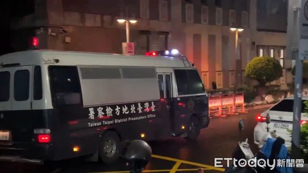 ▲陳歐珀收押禁見，雙手上銬畫面曝光。（圖／記者黃彥傑翻攝，下同）