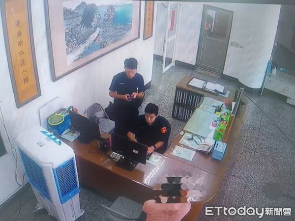 ▲東港警分局向林男進行防詐宣導             。（圖／記者陳崑福翻攝）