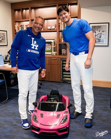 ▲道奇隊總教練羅伯茲送給大谷翔平粉紅色保時捷小車。（圖／取自道奇隊官方X）